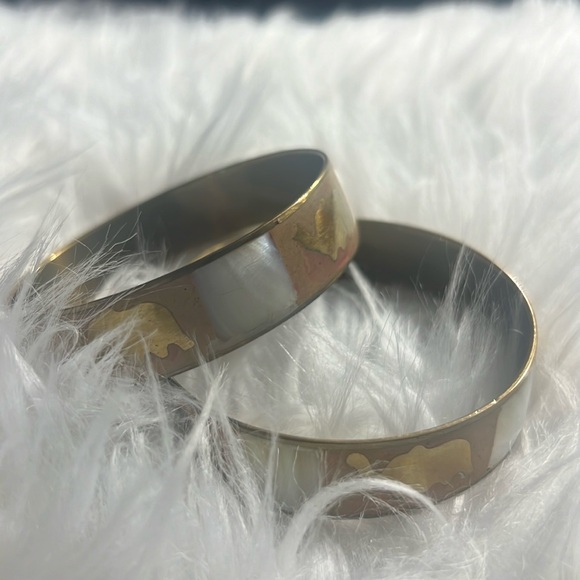 Vintage Mother of Pearl Elephant Bangle Bracelet Set Of 2 Size 2.5” - Picture 2 of 9